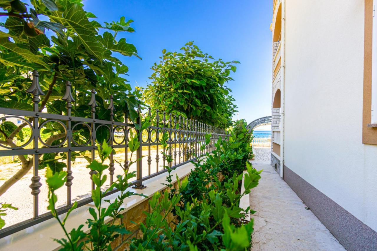 Kustic At The Beach Metajna Exterior foto